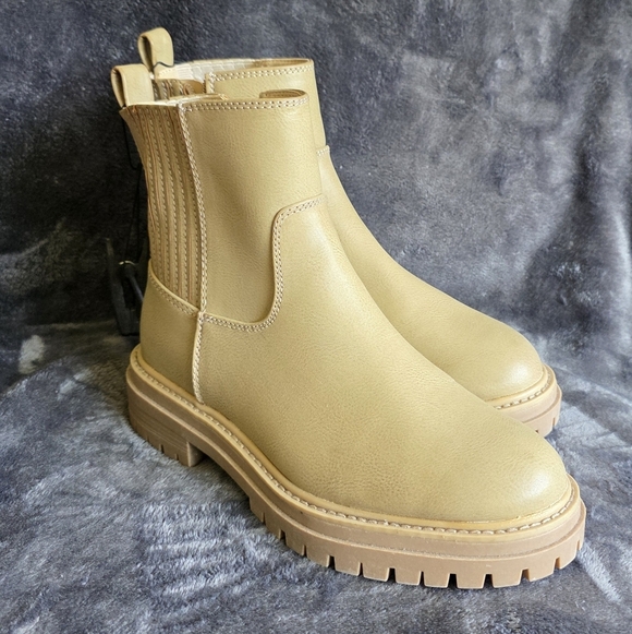 New women's Time and Tru Lug Chelsea Boots, beige / tan color, size 8 1/2 - Picture 3 of 6